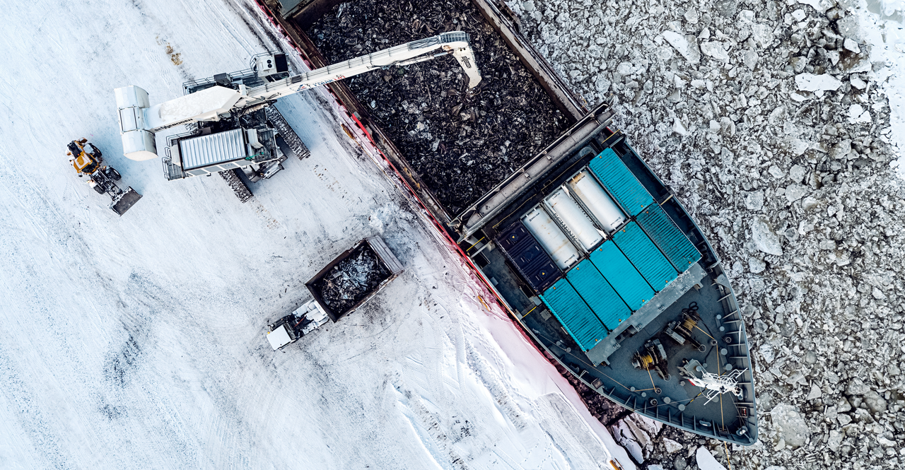 Unloading the recycling content from the ferry 