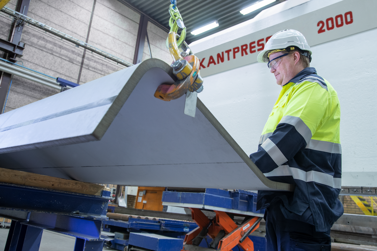 Degerfors Coil Service Center – Biegen von 2.300 Tonnen mit einem Arbeiter, der das Ergebnis prüft