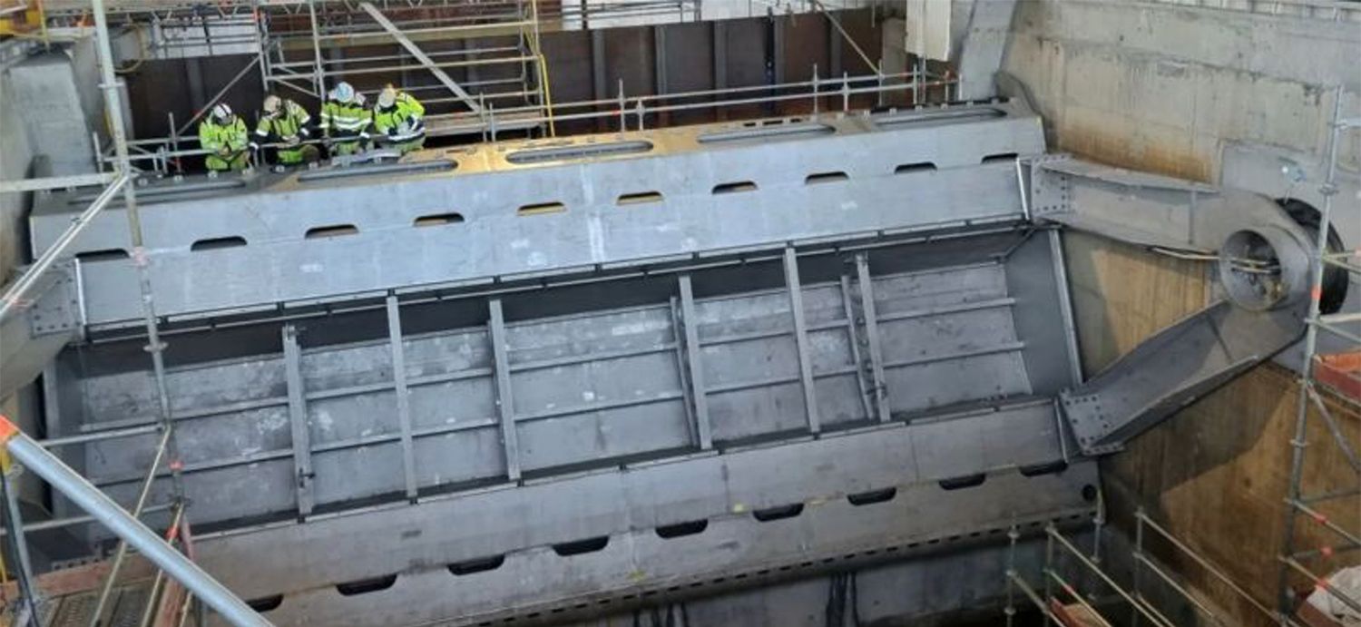 Four construction workers on Slussen flood gate.